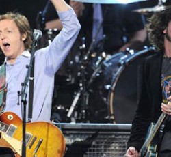 Paul McCartney ως «μέλος» των Nirvana και Eddie Vedder ντουέτο με Roger Waters σε φιλανθρωπική συναυλία (δείτε τα βίντεο) 