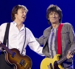 Σύμπραξη θρύλων: Paul McCartney και Ronnie Wood μαζί στη σκηνή 