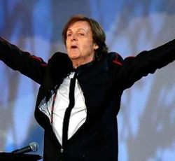 Αμοιβή μίας λίρας για τον Paul McCartney και τους Arctic Monkeys για τη συμμετοχή τους στην τελετή έναρξης των Ολυμπιακών Αγώνων 