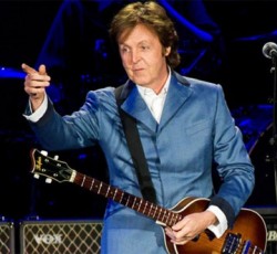 Ο Paul McCartney άφησε πένα στον τάφο του Elvis Presley 