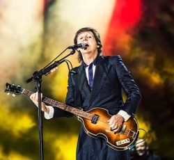 Ο Paul McCartney ενώνει επί σκηνής τους Grohl, Novoselic και Smear (πρώην Nirvana) 