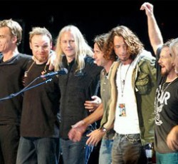 Grunge «Dream Team» επί σκηνής