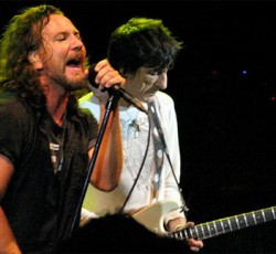 Οι Pearl Jam μαζί με τον Ronnie Wood στη σκηνή 