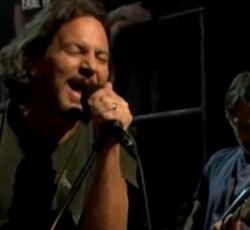 Οι Pearl Jam ερμηνεύουν το "Mother" των Pink Floyd  