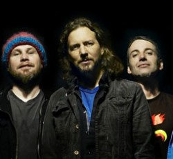 Ακούστε τα εορταστικά single των Pearl Jam με τον Josh Homme 