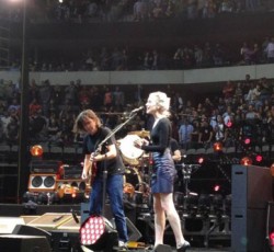 Δείτε τους Pearl Jam να διασκευάζουν Neil Young με guest συμμετοχές 