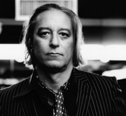 «10 εκατομμύρια χρόνια π.Χ.» πίσω πάει ο Peter Buck των R.E.M. 