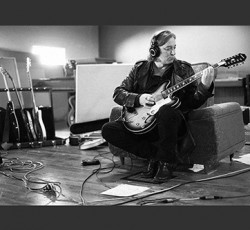 Ο Peter Buck των R.E.M. ανακοινώνει νέο δίσκο oνόματι "Warzone Earth" 