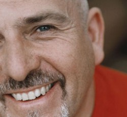 O Tom Yorke δυσκολεύει τον Peter Gabriel 