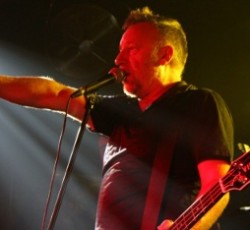 Ο Peter Hook των Joy Division στην Ελλάδα, παρουσιάζοντας ολόκληρο το  
