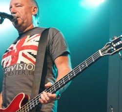 Γεύση New Order στις επερχόμενες εμφανίσεις του Peter Hook στη χώρα μας 