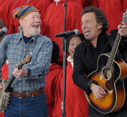 Bruce Springsteen, Dave Matthews, Eddie Vedder και Tom Morello τιμούν τον Pete Seeger 