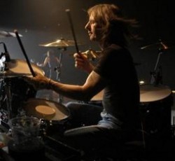 Καταδικάστηκε για κατοχή ναρκωτικών ο drummer των AC/DC 
