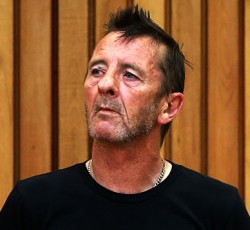 «Ένοχος» δήλωσε ο Phil Rudd 