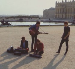 Δείτε τους Phoenix να παίζουν το "Entertainment" έξω από το παλάτι των Βερσαλλιών 