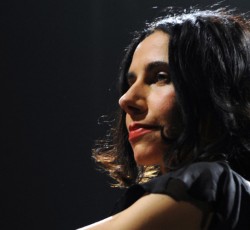 Kαι η Ελληνική Αστυνομία «παρούσα» στο νέο video της PJ Harvey 