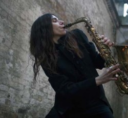 Η PJ Harvey ηχογραφεί τον επόμενο δίσκο της σε κοινή θέα 