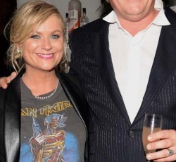 Η πρωταγωνίστρια του "Parks And Recreation" με metal μπλουζάκι στις Χρυσές Σφαίρες 