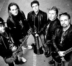Παρελθόν από τους Praying Mantis ο τραγουδιστής και ο drummer τους