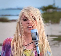 Με καλοκαιρινή και τολμηρή διάθεση οι Pretty Reckless (video clip) 