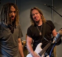 Ένα ολόκληρο κομμάτι και δείγματα των υπολοίπων έδωσαν στη δημοσιότητα οι Primal Rock Rebellion του Adrian Smith 