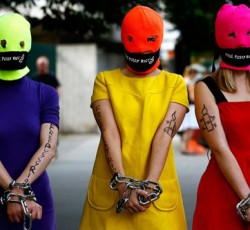 «Δεν υπάρχει πραγματική αμνηστία», δηλώνουν τα ελεύθερα πια μέλη των Pussy Riot 