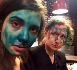 Επίθεση από αγνώστους δέχθηκαν δύο μέλη των Pussy Riot (video) 