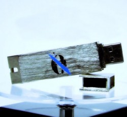 Σε USB stick που μετατρέπεται σε ανοιχτήρι για μπύρες κυκλοφορεί το "...Like Clockwork" των Queens Of The Stone Age 