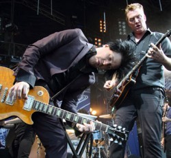 Εντυπωσιακή σύμπραξη Nick Oliveri και Queens Of The Stone Age για το Halloween 