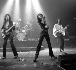 Το trailer του DVD "Live At The Rainbow '74" των Queen 