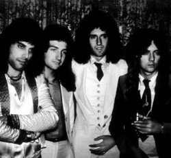 Δείτε τους Queen να παίζουν το "Killer Queen" το 1974 