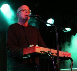 Θρύλοι της synth pop διασκευάζουν κλασικό κομμάτι των AC/DC 