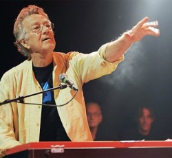 Διάσημοι καλλιτέχνες αποδίδουν φόρο τιμής στον Ray Manzarek