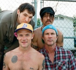 Οι Red Hot Chili Peppers διασκευάζουν θρυλικούς καλλιτέχνες 
