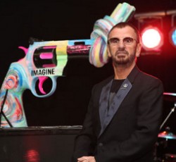 Ο Ringo Starr διαδίδει το μήνυμα της ειρήνης 