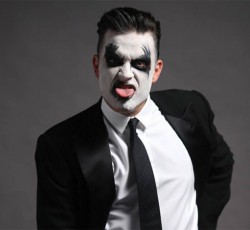 Ο Robbie Williams παρουσιάζει τον εαυτό του εν όψει Rockwave Festival 