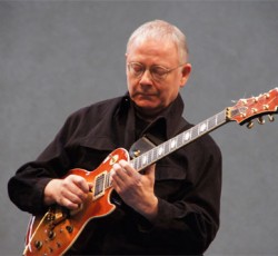 Robert Fripp (King Crimson): «Η συνεργασία με τον Brian Eno και τον David Bowie είχε πολύ γέλιο» 