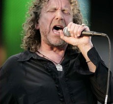 Τιμητική διάκριση από την Βασίλισσα της Αγγλίας και πρωτιά σε ψηφοφορία για τον Robert Plant 