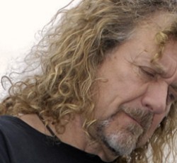 Robert Plant: «Παλιά είχα πει ψέματα ότι δούλευα στο NME για να μπω μέσα σε φεστιβάλ»