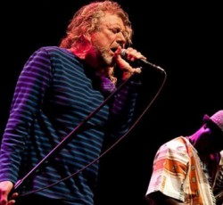 Ο Robert Plant παίζει κομμάτια των Led Zeppelin σε συναυλία