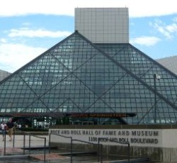 Alice Cooper και Tom Waits «εισάγονται» φέτος στο Rock And Roll Hall Of Fame