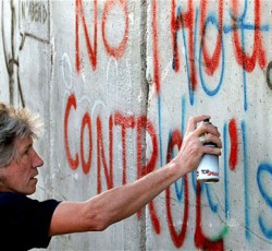 Roger Waters: «Όποιος πιστεύει ότι οι μουσικοί δεν πρέπει να είναι πολιτικοποιημένοι, να πάει να γ****εί» 