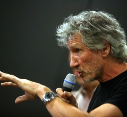 Ο Roger Waters τραγουδάει για την Παλαιστίνη μέσα στο Ευρωπαϊκό Κοινοβούλιο (video) 