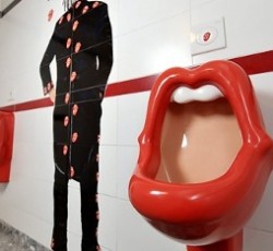 Σάλος με ουρητήρια στο σχήμα του logo των Rolling Stones 