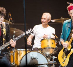 Οι Rolling Stones υποδέχονται τον Bruce Springsteen, τη Lady Gaga και τους Black Keys στη σκηνή στις 15 Δεκεμβρίου 