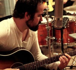 Ακούστε online τον προσωπικό δίσκο του Ronnie Vannucci (The Killers) 