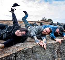 Aκούστε ολόκληρο το δίσκο των Royal Thunder 