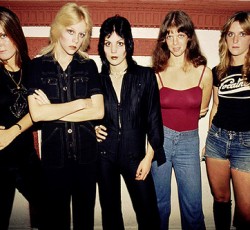 «Με βίασε και οι άλλες απλά κοιτούσαν» 