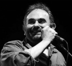 Πέθανε ο Σάκης Μπουλάς 