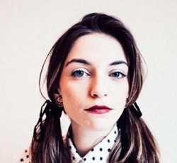 Η πρώην τραγουδίστρια των Keep Shelly In Athens επανέρχεται με το "I Misbehave" 